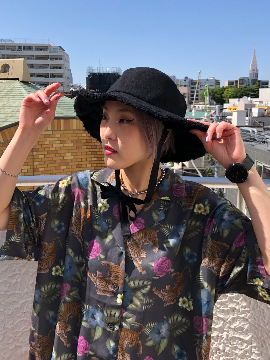 ブラック系のブーツ、ブラック系のシャツ/ブラウス、ブルー系のその他パンツを着用したレディースの春コーディネートの8枚目の写真