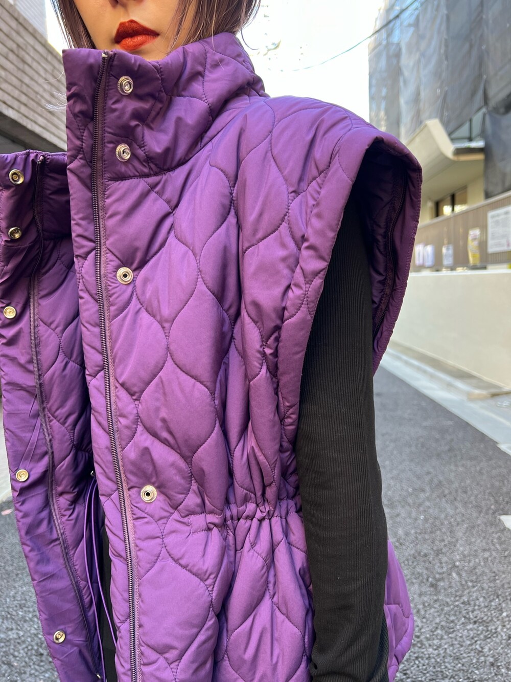 パープル系のその他アウター、ブラック系のワンピースを着用したレディースの冬コーディネートの6枚目の写真