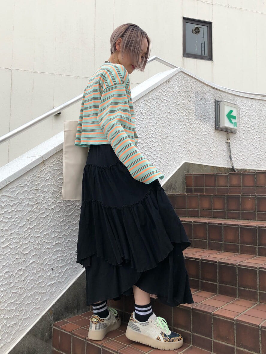 ブラック系のスカート、その他のTシャツ/カットソーを着用したレディースの秋コーディネートの3枚目の写真