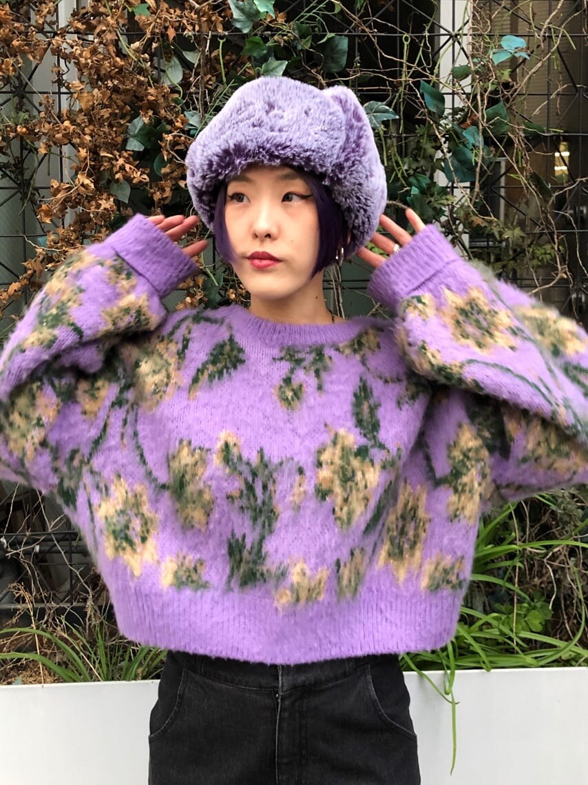 ブラック系のデニムパンツ、ブラック系のデニムジャケット、パープル系のカーディガン/ボレロを着用したレディースの冬コーディネートの6枚目の写真