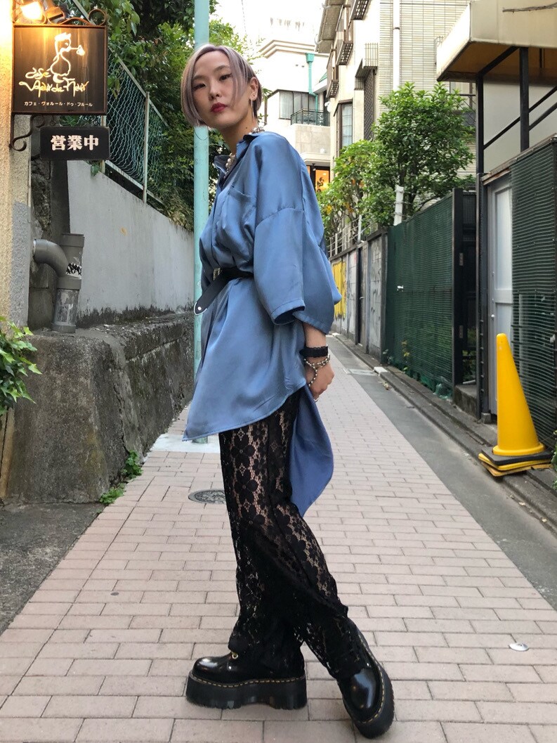 ブラック系のシャツ/ブラウス、ブラック系のブーツ、ブルー系のシャツ/ブラウスを着用したレディースの春コーディネートの2枚目の写真