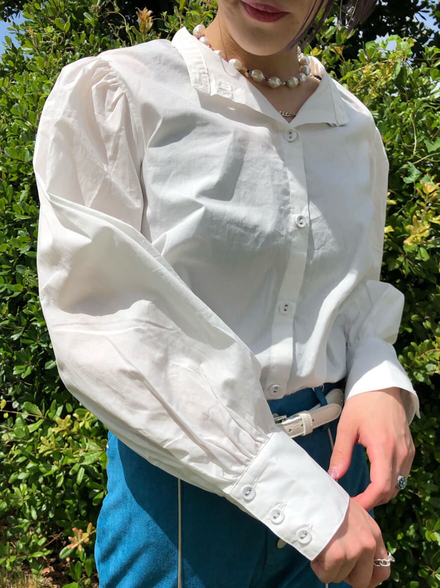 ブラック系のブーツ、ホワイト系のシャツ/ブラウス、ホワイト系のダウンジャケット/コートを着用したレディースの夏コーディネートの7枚目の写真