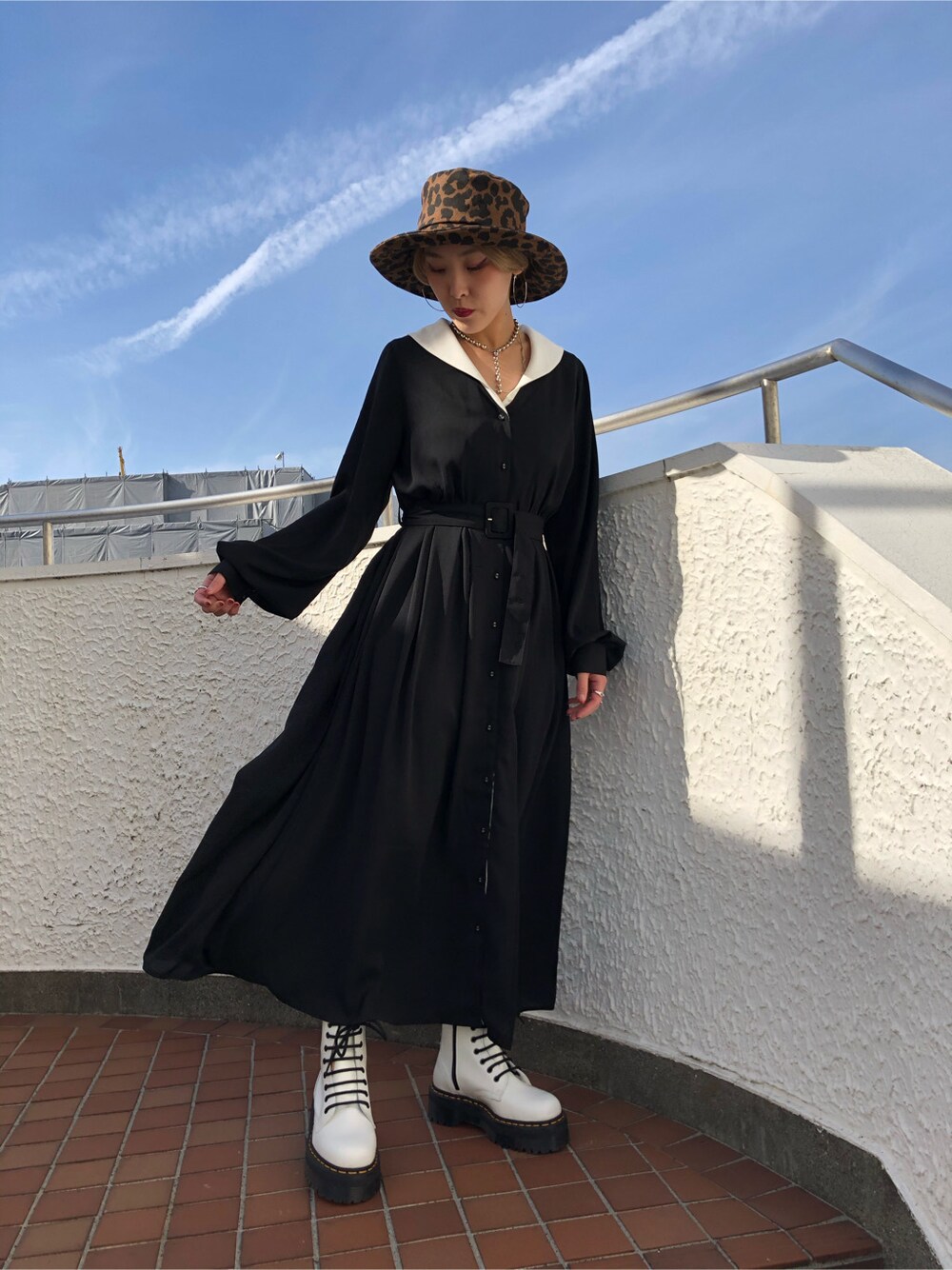 ブラック系のワンピース、その他のハットを着用したレディースの冬コーディネートの2枚目の写真