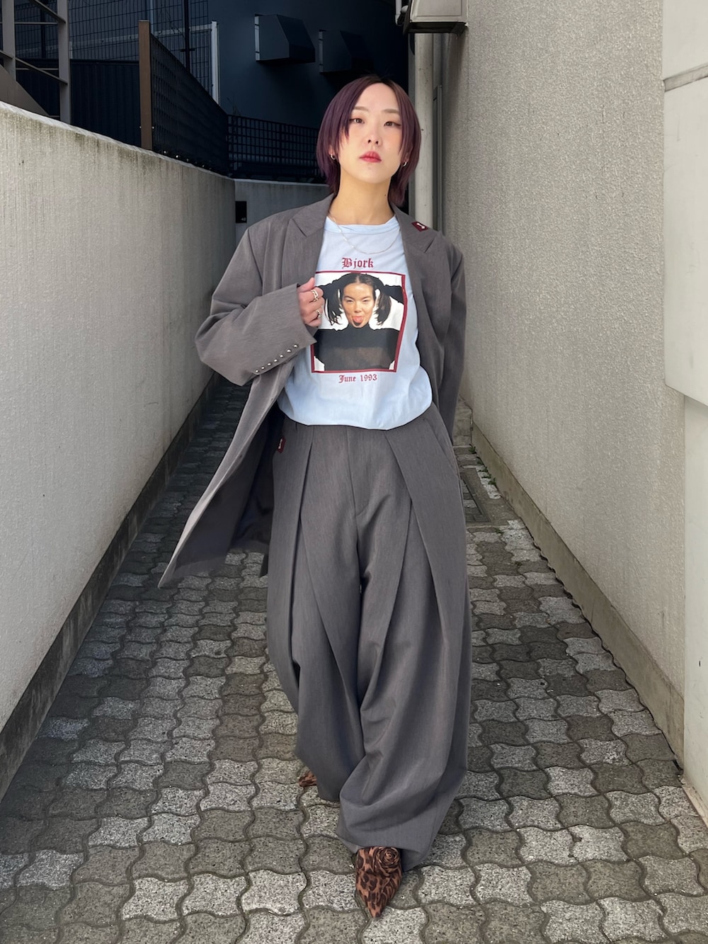 グレー系のテーラードジャケット、グレー系のスラックス、ブルー系のTシャツ/カットソーを着用したレディースの春コーディネートの7枚目の写真