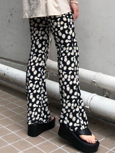 ブラック系のサンダル、ホワイト系のシャツ/ブラウス、その他のその他パンツを着用したレディースの夏コーディネートの7枚目の写真