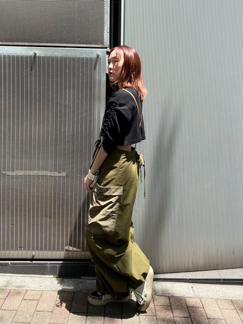 ブラック系のTシャツ/カットソー、グリーン系のサロペット/オーバーオールを着用したレディースの夏コーディネートの3枚目の写真