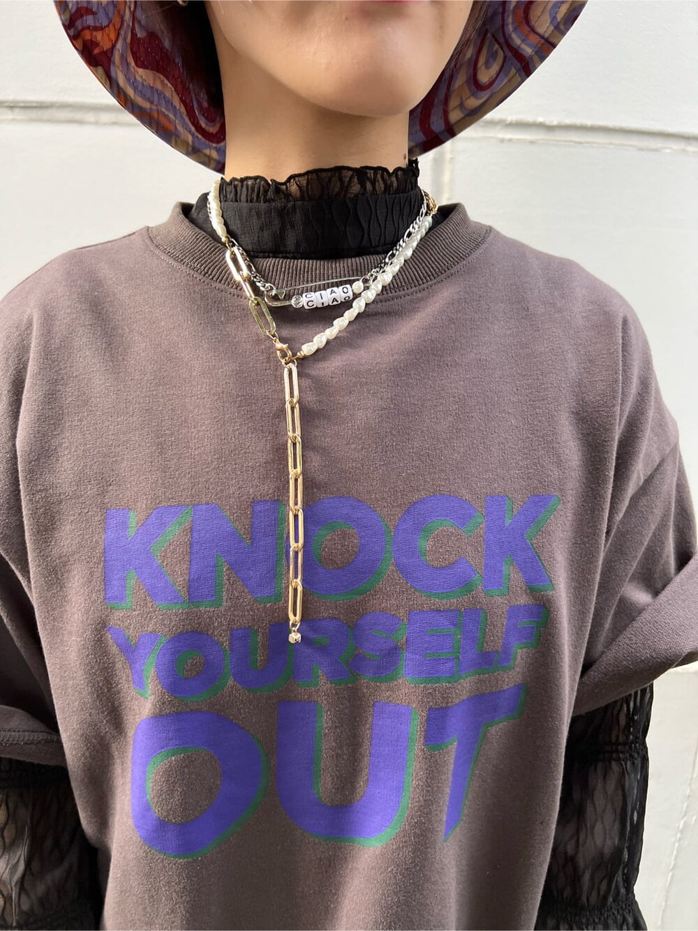 ブラック系のワンピース、ブラック系のトートバッグ、ブラック系のシャツ/ブラウスを着用したレディースの夏コーディネートの7枚目の写真