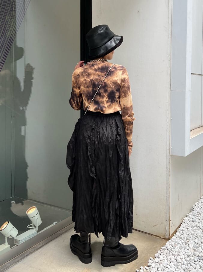 ブラック系のワンピース、ブラック系のTシャツ/カットソー、ブラック系のブーツを着用したレディースの秋コーディネートの4枚目の写真