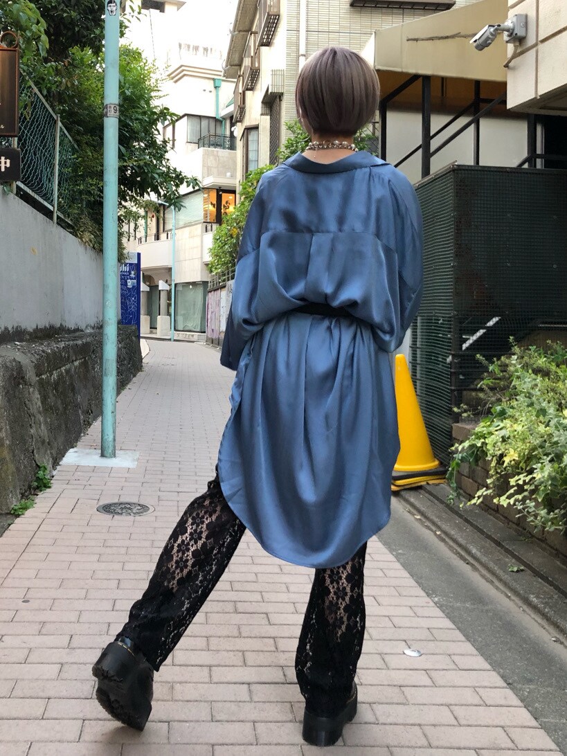 ブラック系のシャツ/ブラウス、ブラック系のブーツ、ブルー系のシャツ/ブラウスを着用したレディースの春コーディネートの3枚目の写真