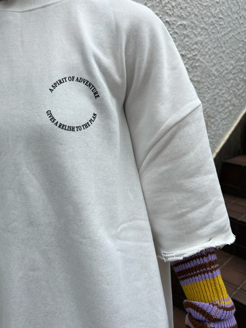 ブラック系のその他パンツ、ブラック系のブーツ、ホワイト系のTシャツ/カットソーを着用したレディースの夏コーディネートの7枚目の写真