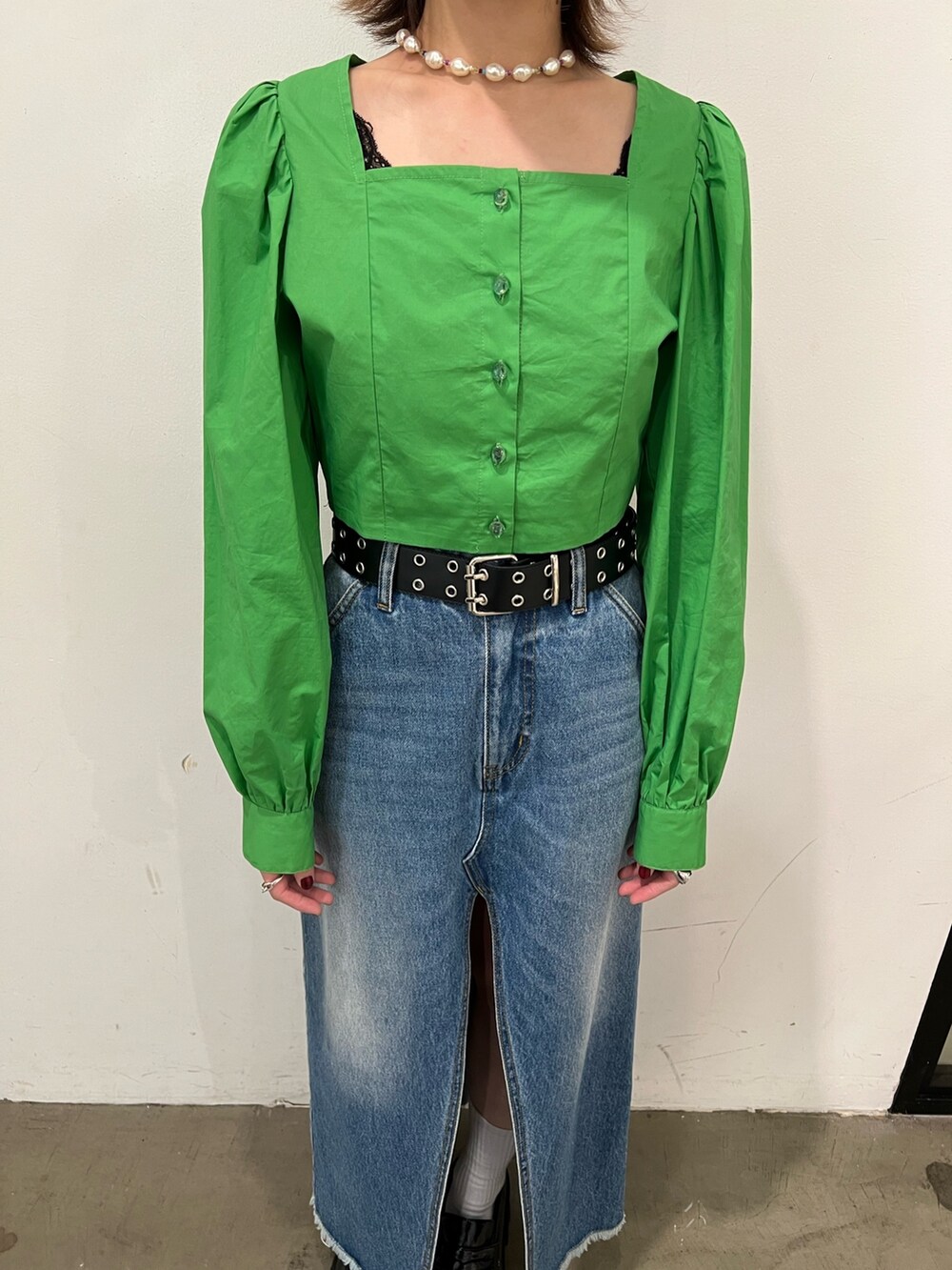 グリーン系のシャツ/ブラウス、ブルー系のスカート、ブラック系のローファーを着用したレディースの春コーディネートの7枚目の写真