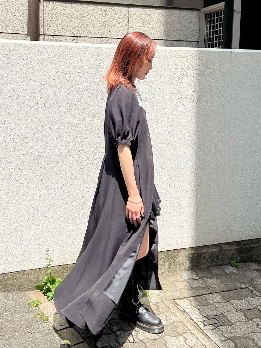 ブラック系のワンピース、ブラック系のその他パンツ、ブラック系のブーツを着用したレディースの夏コーディネートの3枚目の写真