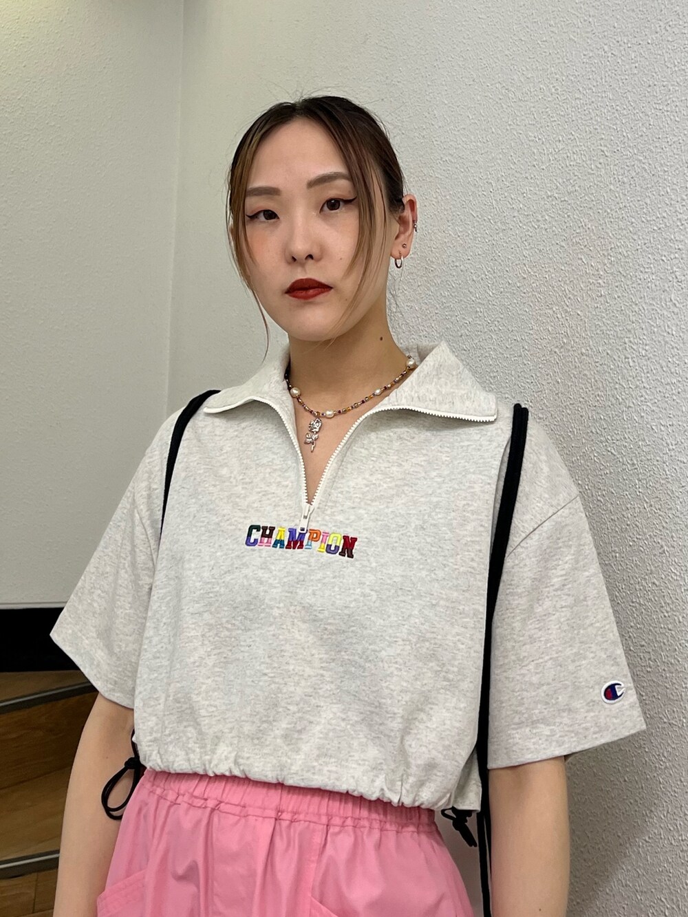 グレー系のTシャツ/カットソー、ピンク系のカーゴパンツ、ホワイト系のエコバッグ/サブバッグを着用したレディースの春コーディネートの7枚目の写真