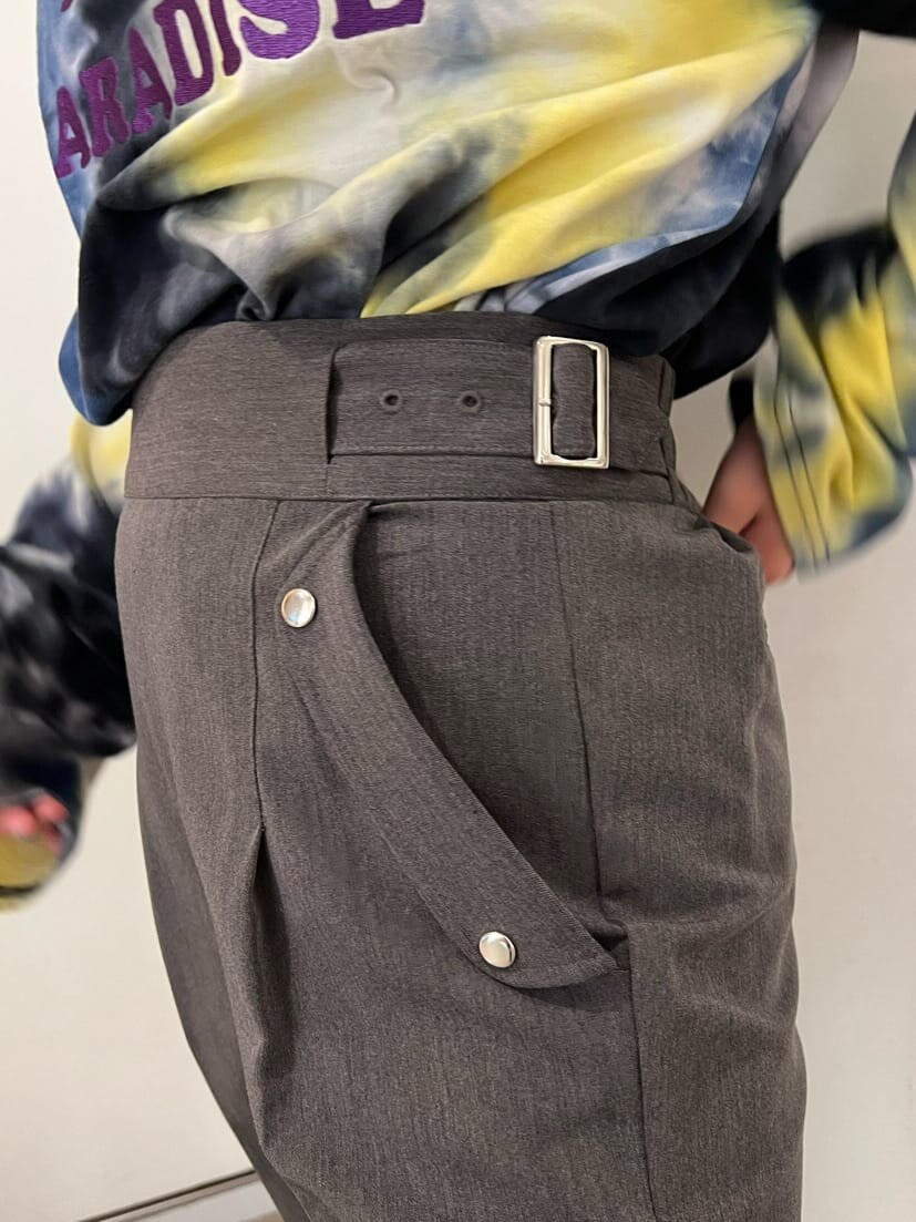 ブラック系のブーツ、ブルー系のTシャツ/カットソー、グレー系のその他パンツを着用したレディースの夏コーディネートの10枚目の写真