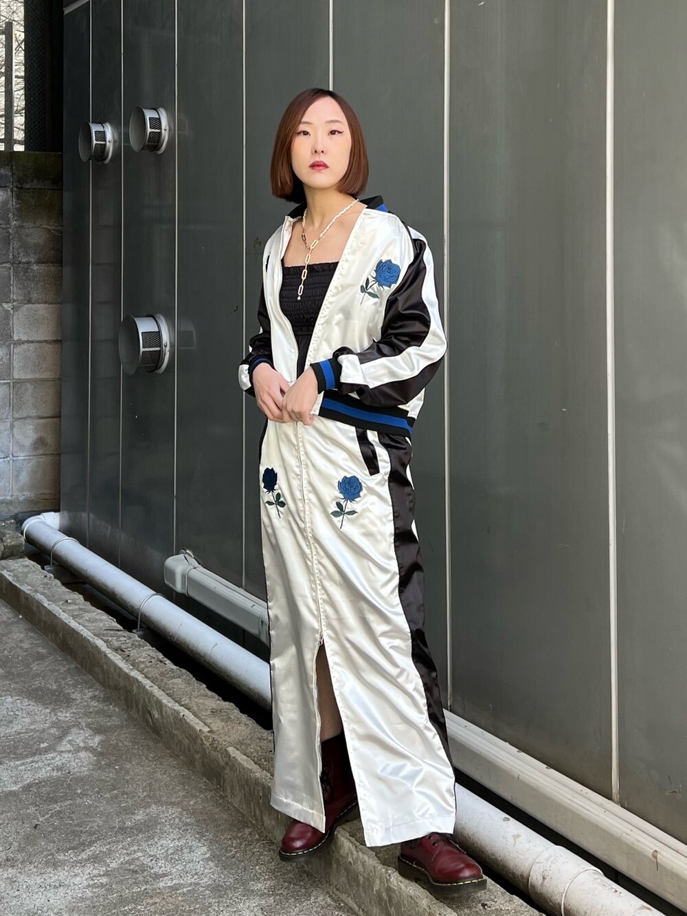 ホワイト系のスカジャン、ホワイト系のスカート、ブラック系のシャツ/ブラウスを着用したレディースの冬コーディネートの10枚目の写真