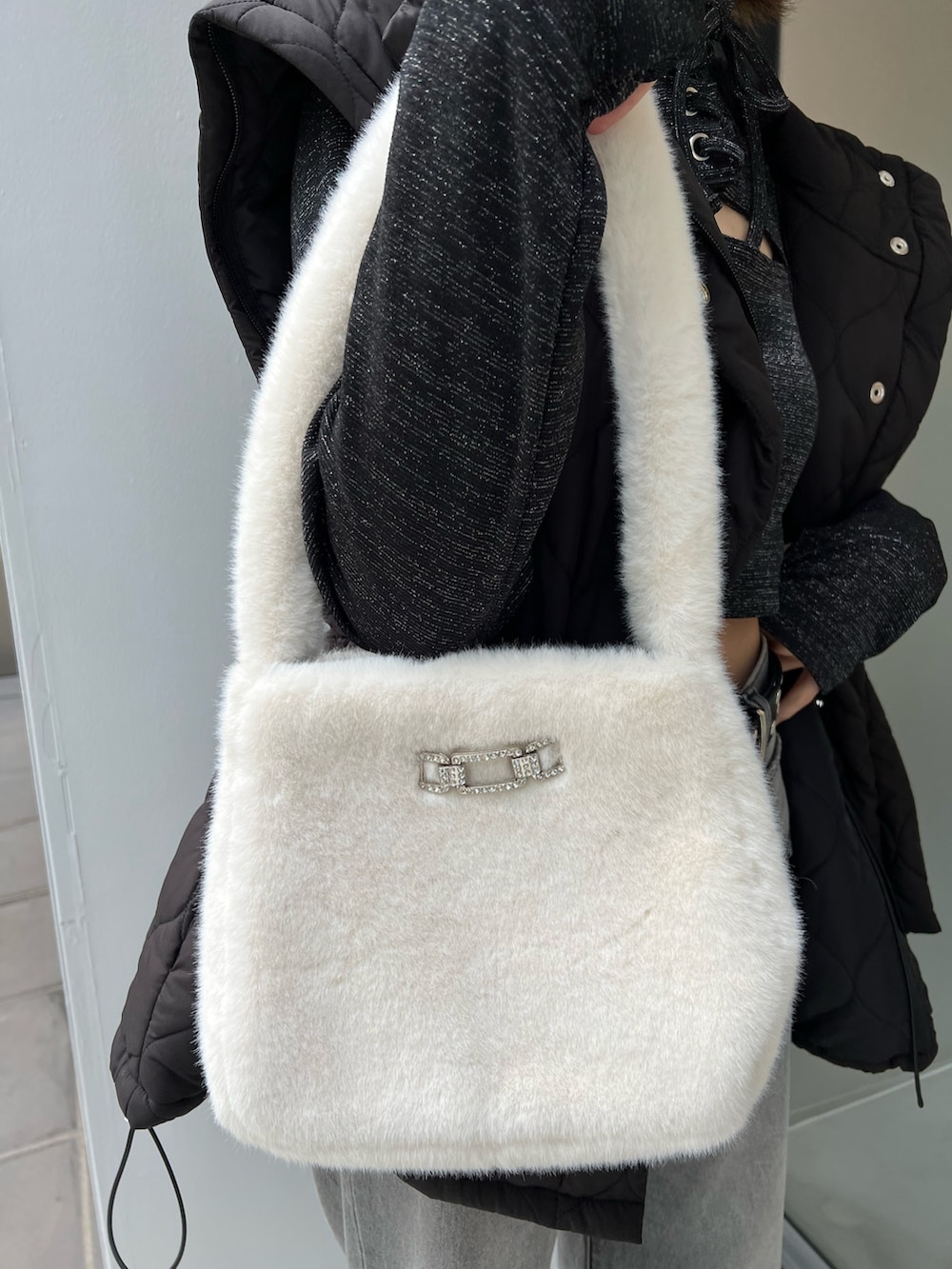 ブラック系のデニムパンツ、ブラック系のTシャツ/カットソー、ブラック系のその他アウターを着用したレディースの冬コーディネートの9枚目の写真