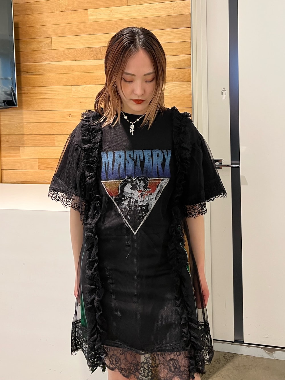 ブラック系のワンピース、ブラック系のスカートを着用したレディースの春コーディネートの6枚目の写真