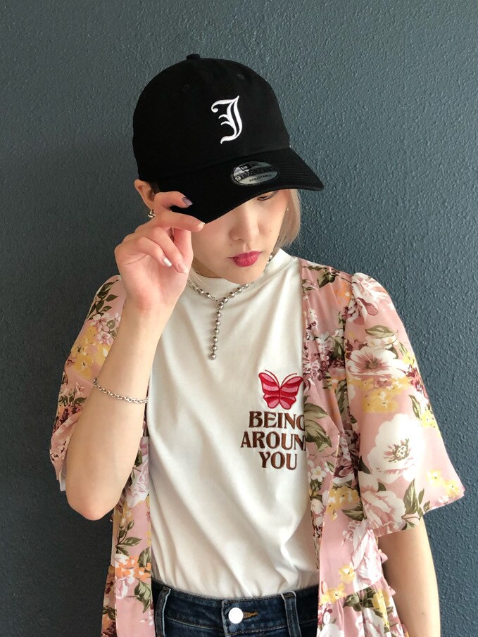 ブルー系のデニムパンツ、ピンク系のワンピース、ホワイト系のサンダルを着用したレディースの春コーディネートの6枚目の写真