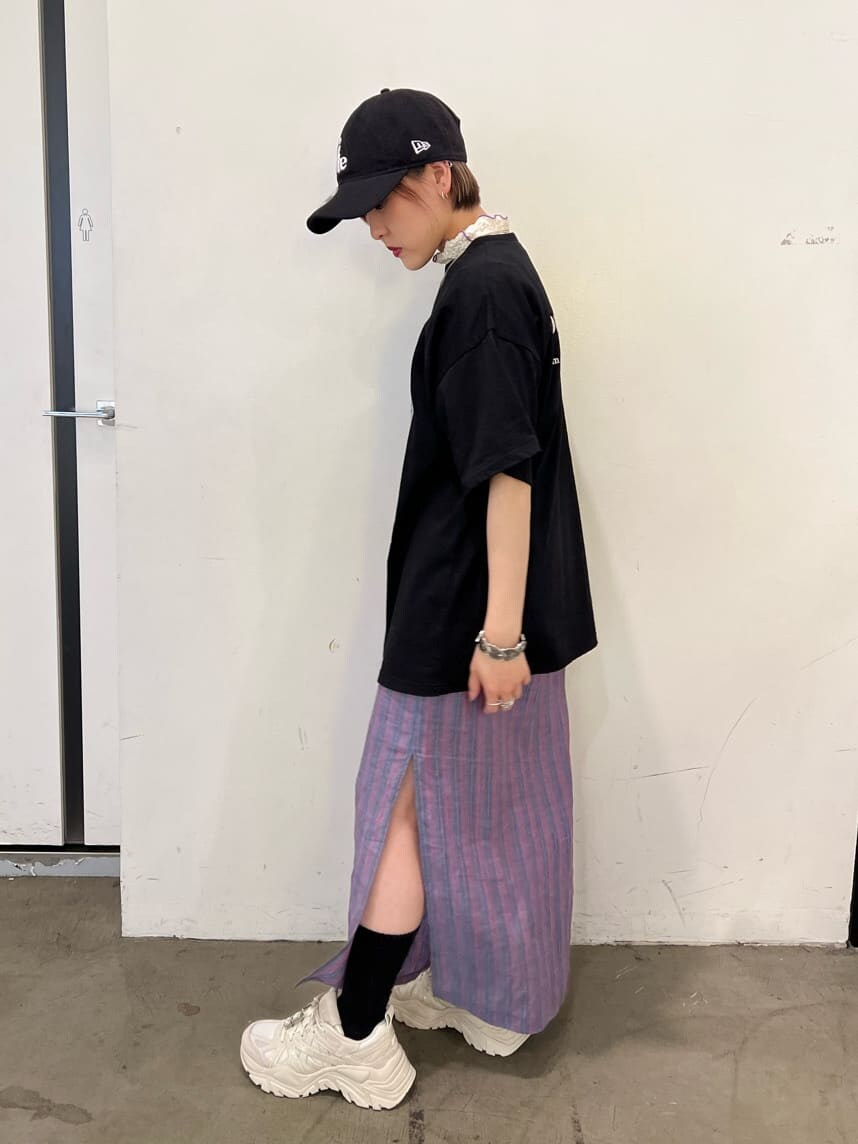 ブラック系のTシャツ/カットソー、ホワイト系のTシャツ/カットソー、その他のスカートを着用したレディースの夏コーディネートの2枚目の写真