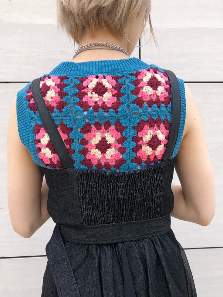 ホワイト系のスニーカー、ブラック系のワンピース、ブルー系のベストを着用したレディースの夏コーディネートの6枚目の写真