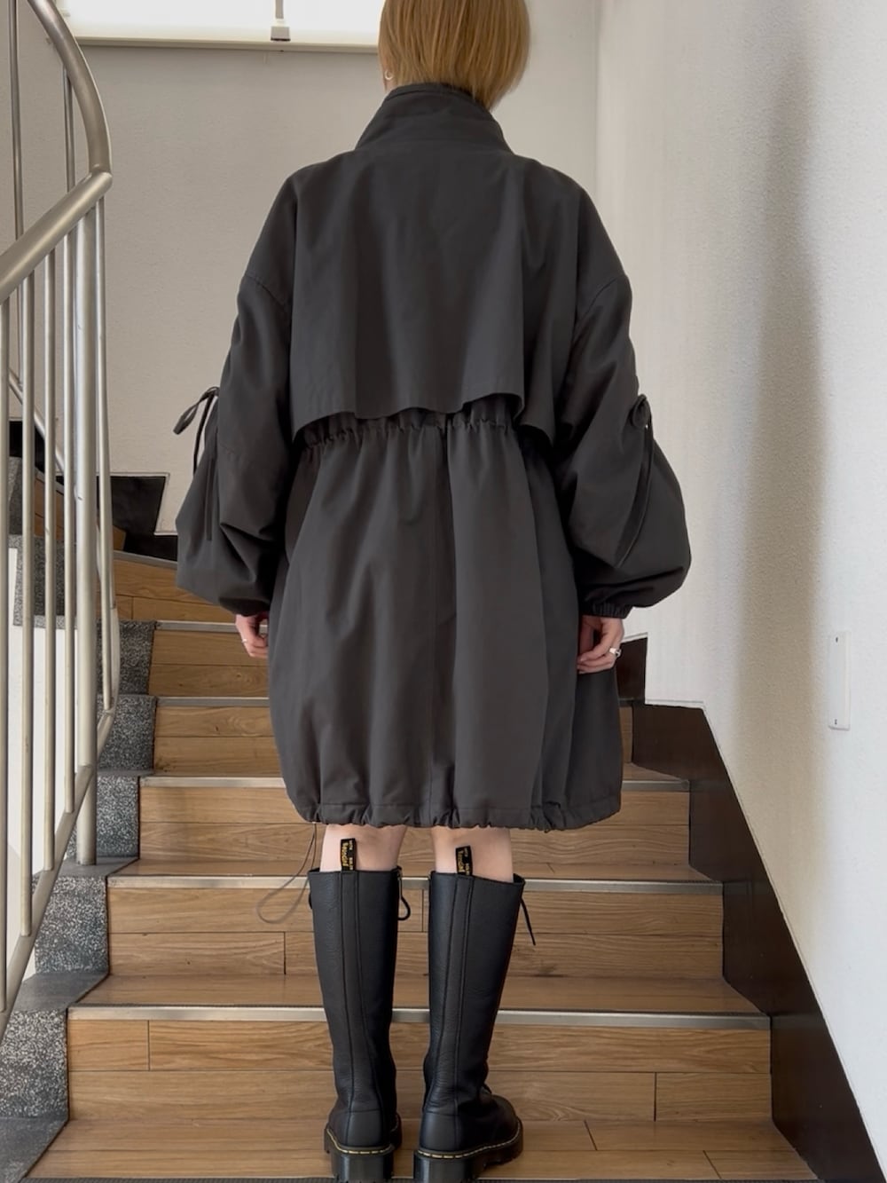 ブラック系のモッズコート、ホワイト系のTシャツ/カットソー、ブラック系のその他パンツを着用したレディースの夏コーディネートの5枚目の写真