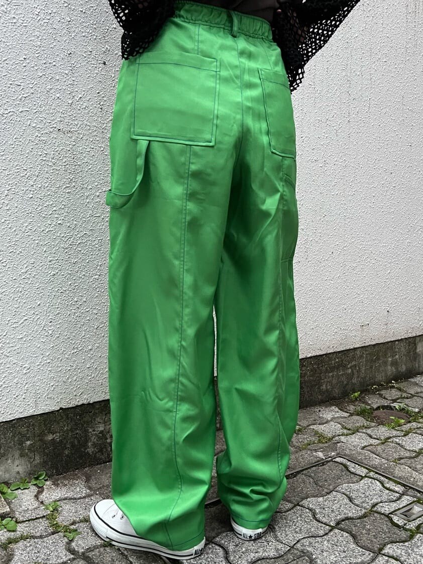 グリーン系のスラックス、ブラック系のTシャツ/カットソー、ブラック系のワンピースを着用したレディースの夏コーディネートの9枚目の写真