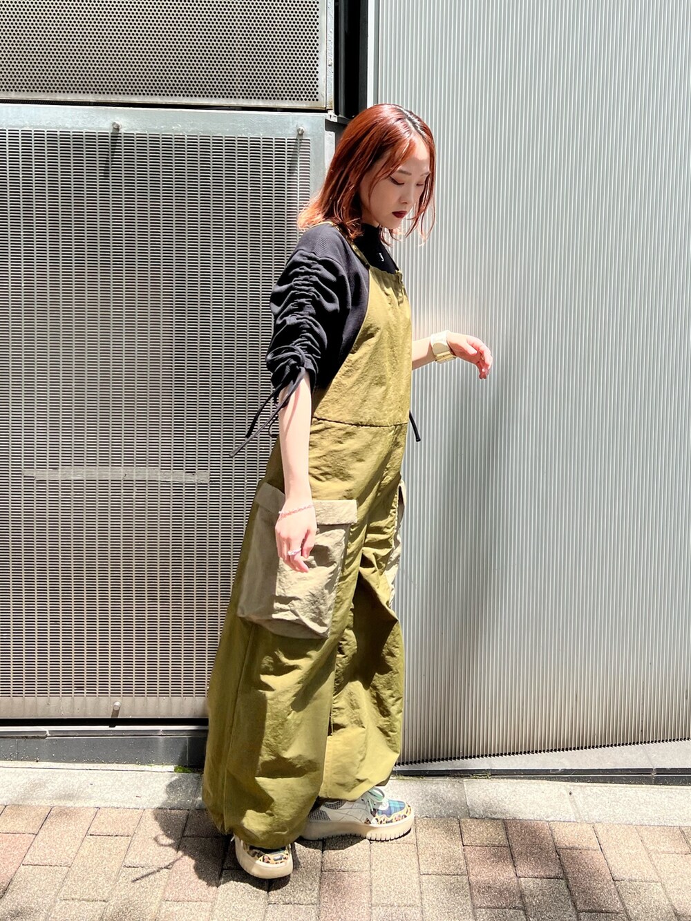 ブラック系のTシャツ/カットソー、グリーン系のサロペット/オーバーオールを着用したレディースの夏コーディネートの5枚目の写真