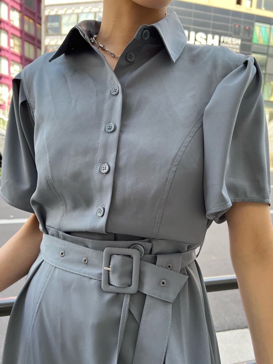 ブラック系のブーツ、グレー系のワンピース、ブラック系のキャップを着用したレディースの夏コーディネートの7枚目の写真