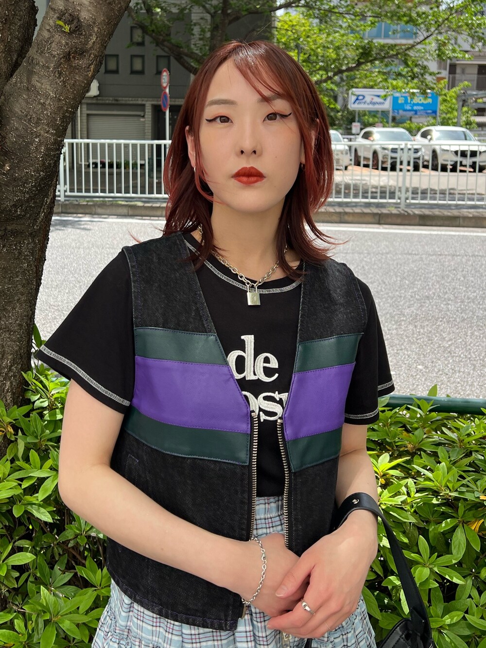 ブラック系のTシャツ/カットソー、ブラック系のベスト、ブラック系のハンドバッグを着用したレディースの夏コーディネートの5枚目の写真