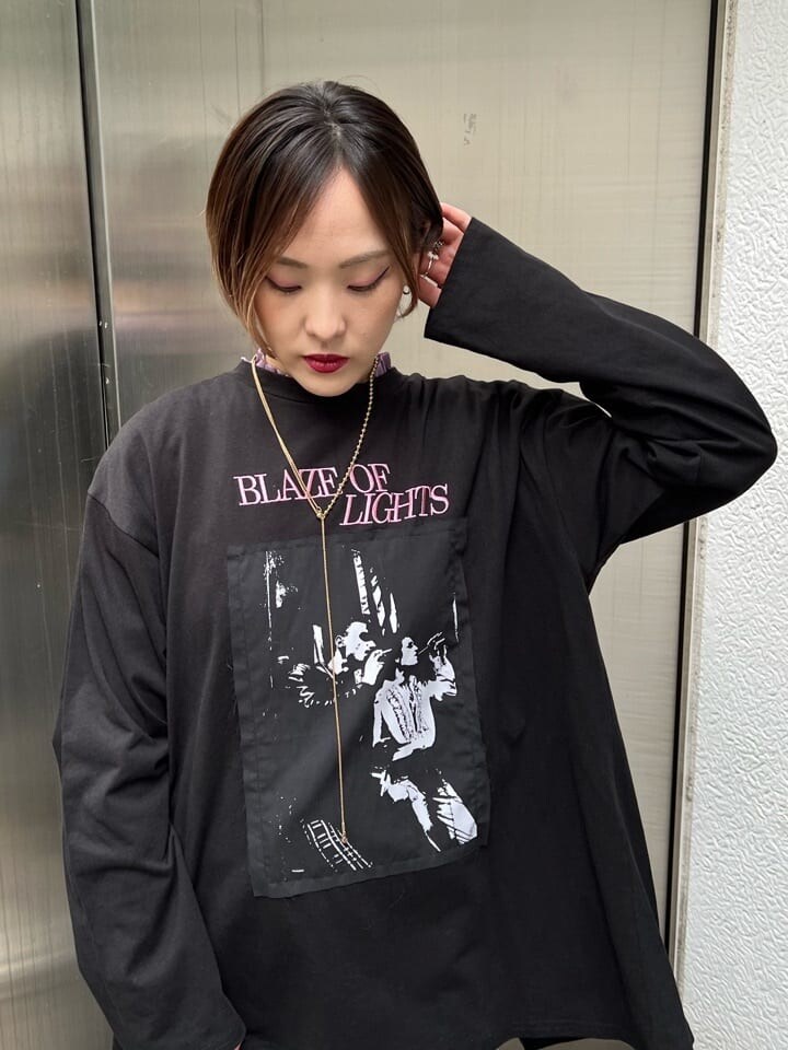 ブルー系のデニムパンツ、ホワイト系のハンドバッグ、パープル系のTシャツ/カットソーを着用したレディースの夏コーディネートの5枚目の写真