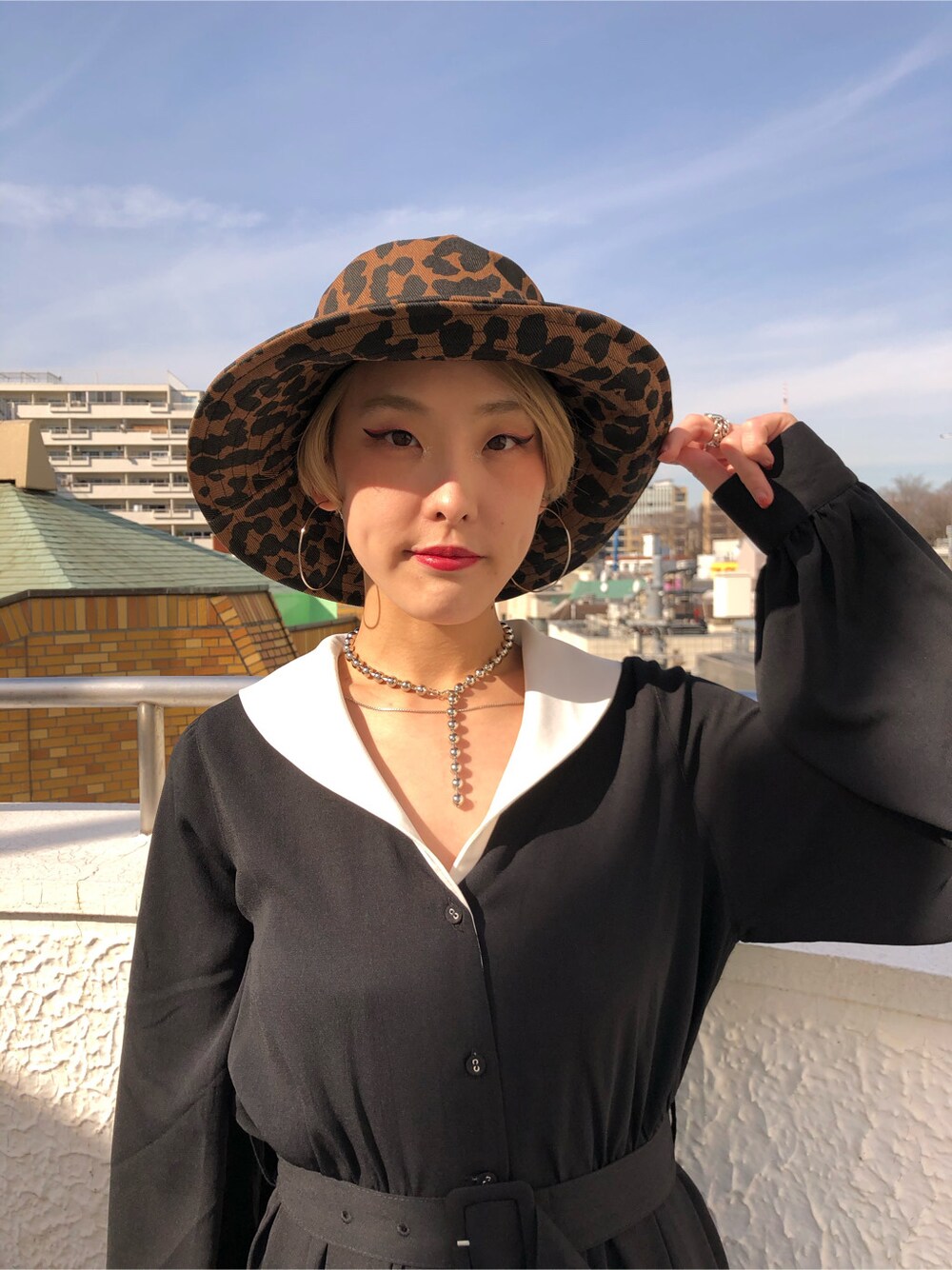 ブラック系のワンピース、その他のハットを着用したレディースの冬コーディネートの3枚目の写真