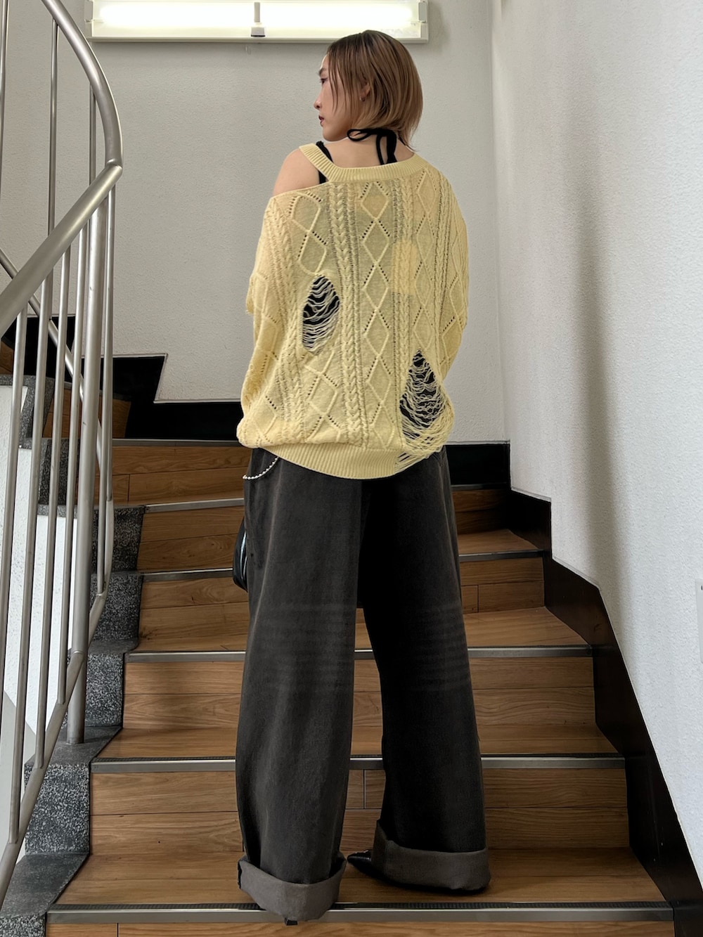 ブラック系のデニムパンツ、ブラック系のパンプス、ブラック系のキャミソールを着用したレディースの春コーディネートの2枚目の写真