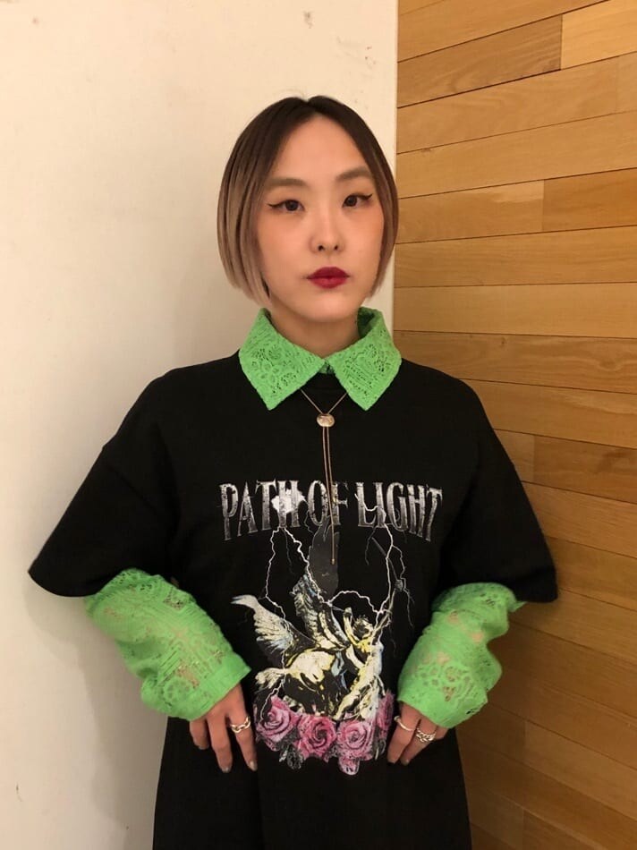 ブラック系のワンピース、グリーン系のシャツ/ブラウスを着用したレディースの春コーディネートの5枚目の写真