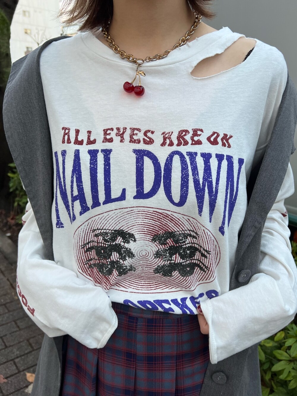 ブルー系のスカート、ホワイト系のTシャツ/カットソー、グレー系のベストを着用したレディースの春コーディネートの6枚目の写真