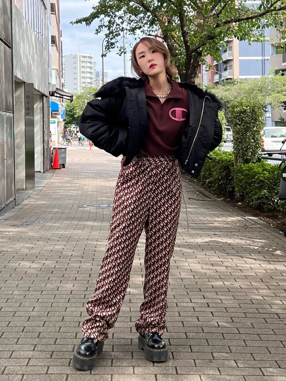 ブラック系のその他アウター、ブラウン系のスウェット、ブラウン系のその他パンツを着用したレディースの冬コーディネートの4枚目の写真