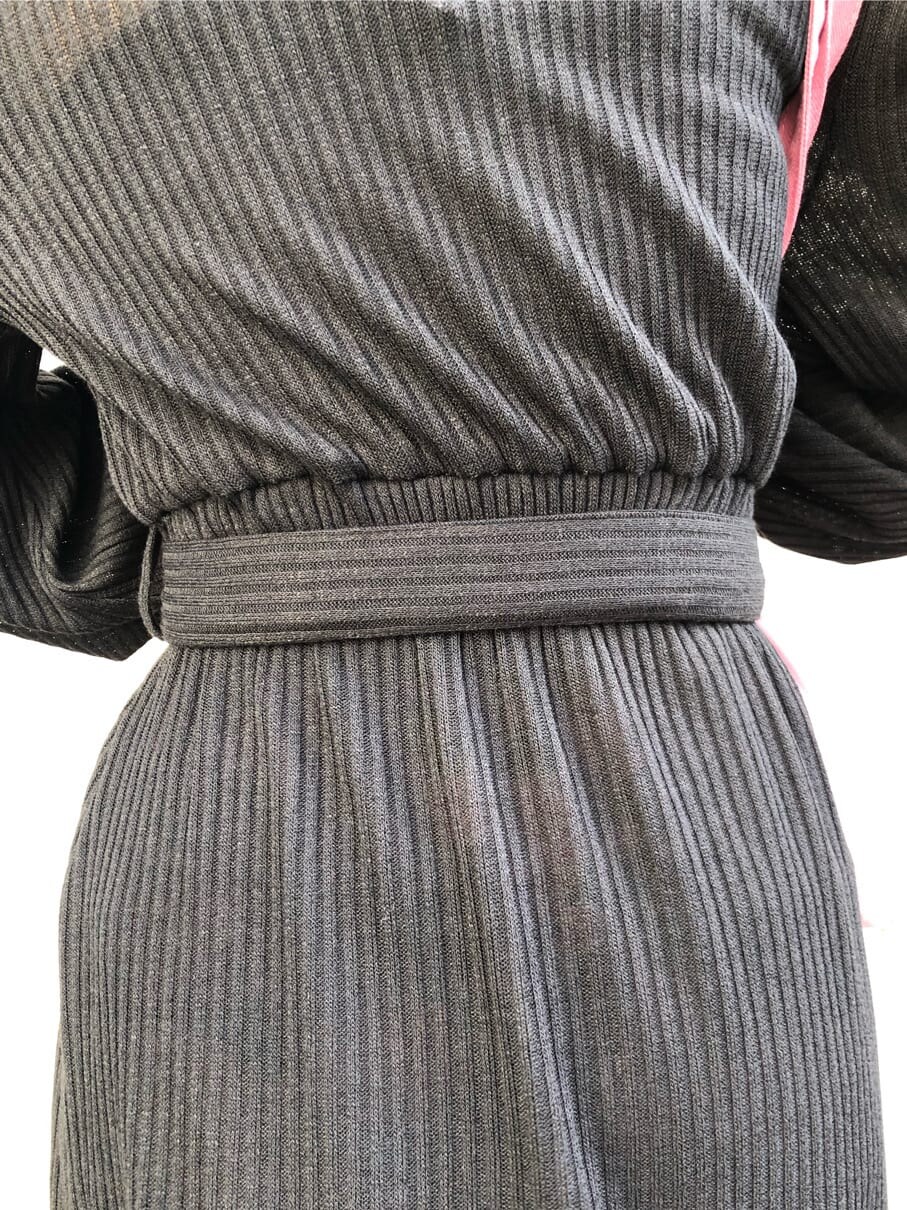 その他のその他パンツ、ブラック系のワンピース、ブラック系のブーツを着用したレディースの秋コーディネートの6枚目の写真