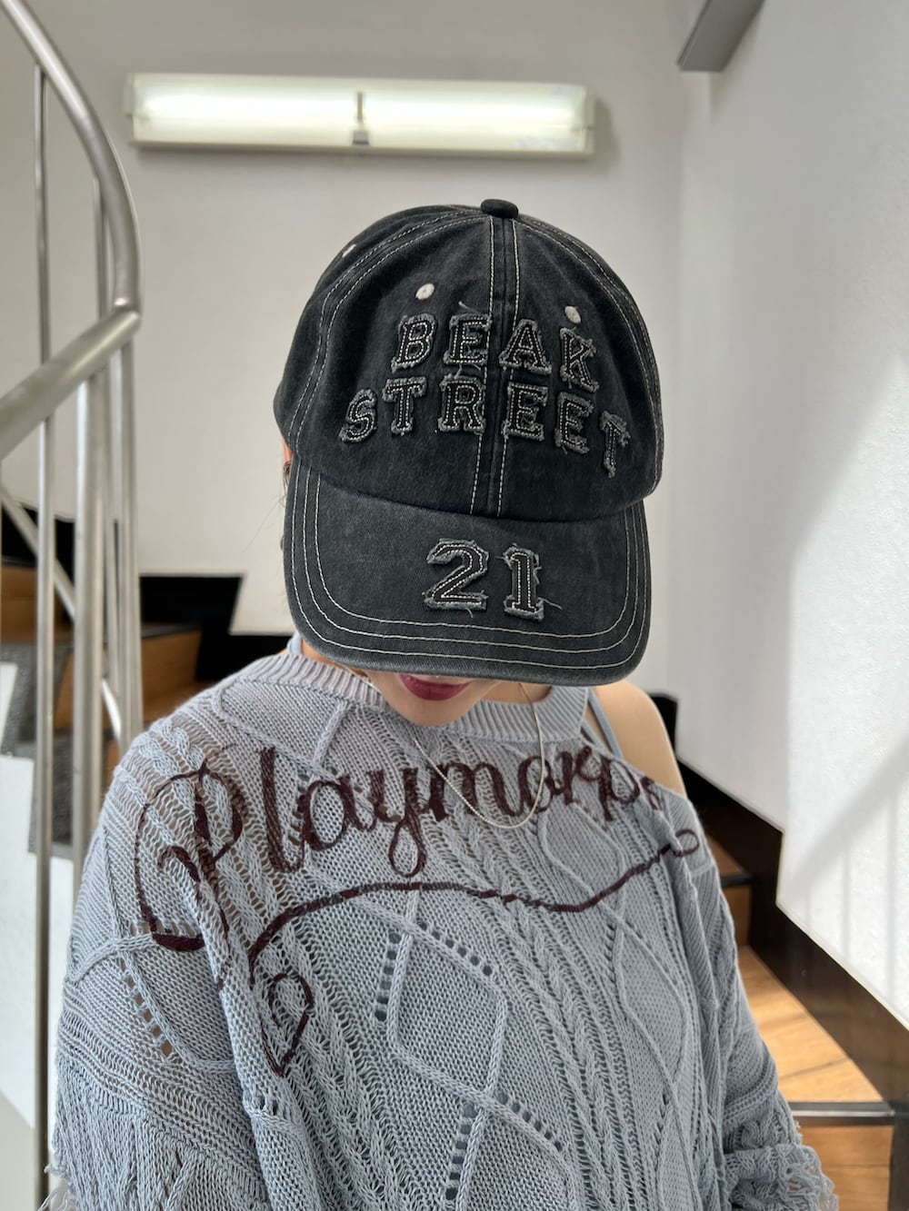 ブラック系のパンプス、ブラック系のカーゴパンツ、ブルー系のキャミソールを着用したレディースの春コーディネートの8枚目の写真