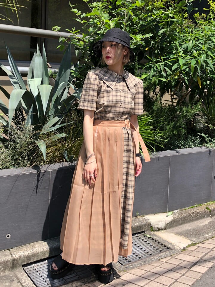 ベージュ系のワンピース、ブラック系のサンダル、ブラック系のハットを着用したレディースの夏コーディネートの2枚目の写真