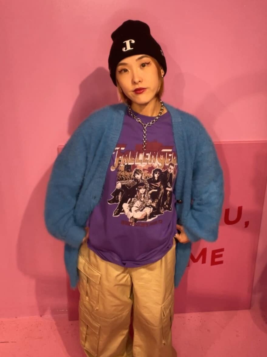 ホワイト系のカーゴパンツ、ブルー系のカーディガン/ボレロ、パープル系のTシャツ/カットソーを着用したレディースの秋コーディネートの3枚目の写真