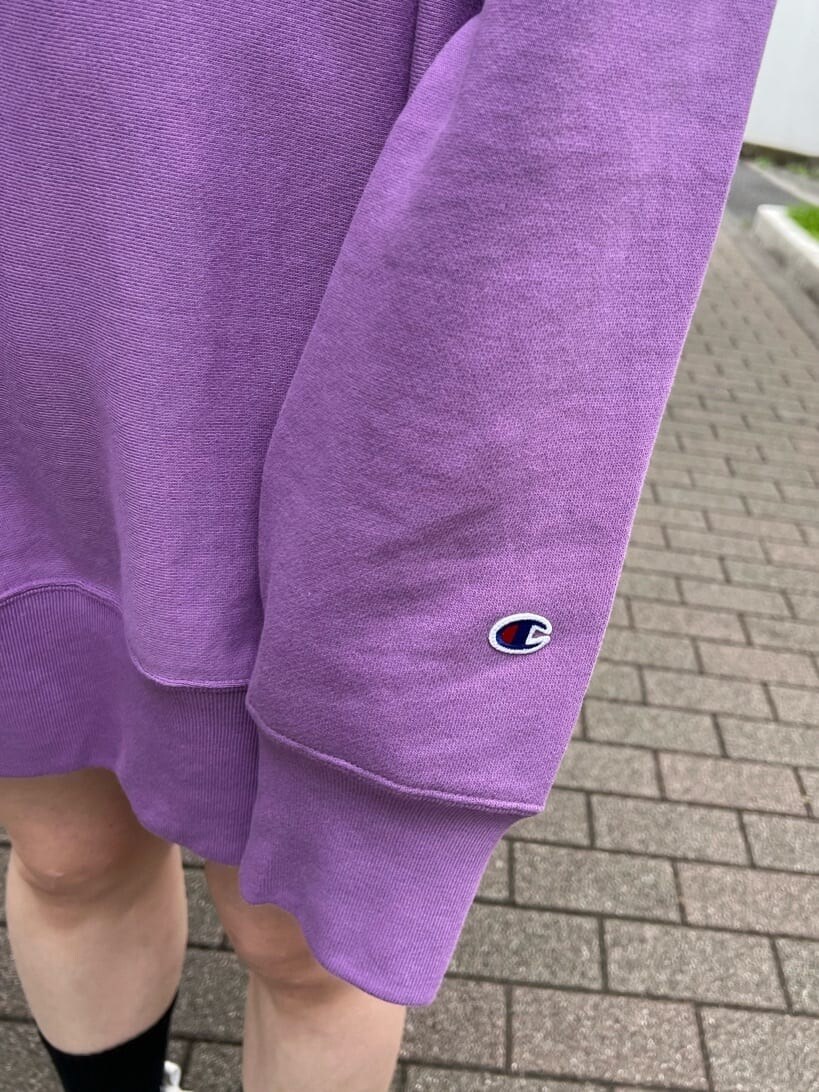 ブラック系のデニムパンツ、ホワイト系のスニーカー、パープル系のスウェットを着用したレディースの夏コーディネートの6枚目の写真