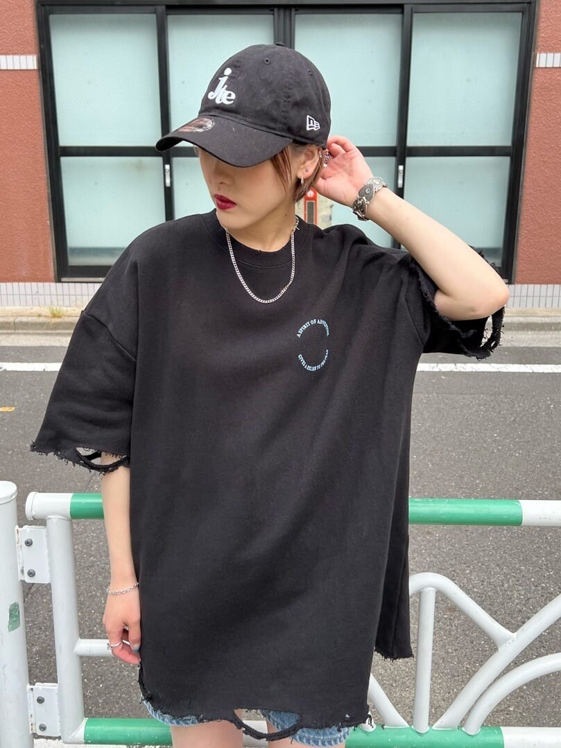 ブルー系のデニムパンツ、ブラック系のTシャツ/カットソー、シルバー系のブレスレットを着用したレディースの夏コーディネートの5枚目の写真