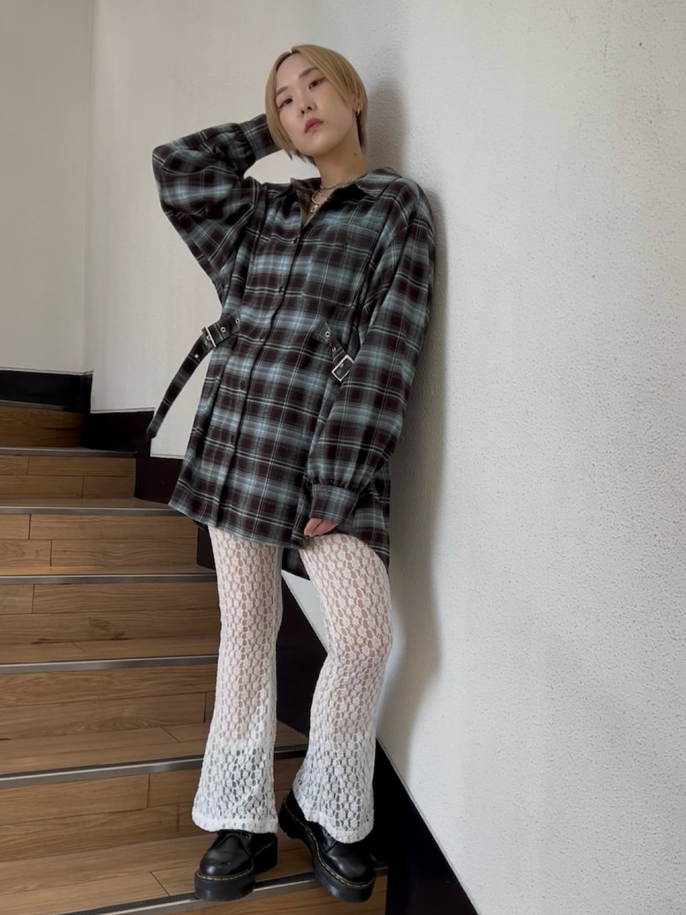 ブラウン系のシャツ/ブラウス、ホワイト系のその他パンツ、ブラック系のブーツを着用したレディースの夏コーディネートの2枚目の写真