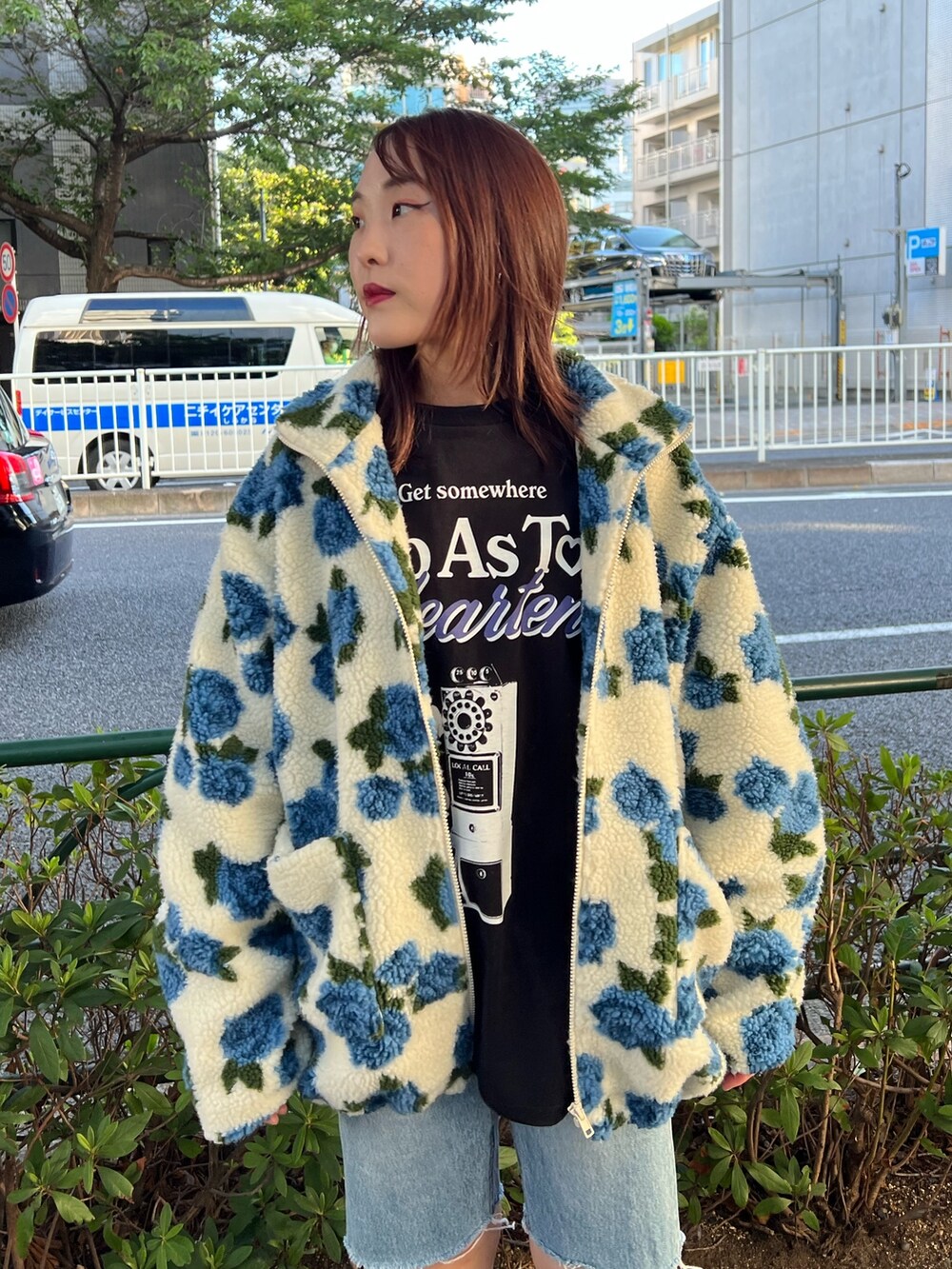 ブラック系のTシャツ/カットソー、ホワイト系のブルゾン、ブラック系のブーツを着用したレディースの夏コーディネートの7枚目の写真