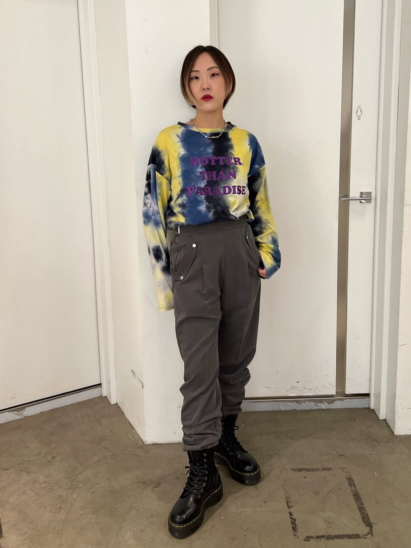 ブラック系のブーツ、ブルー系のTシャツ/カットソー、グレー系のその他パンツを着用したレディースの夏コーディネートの3枚目の写真