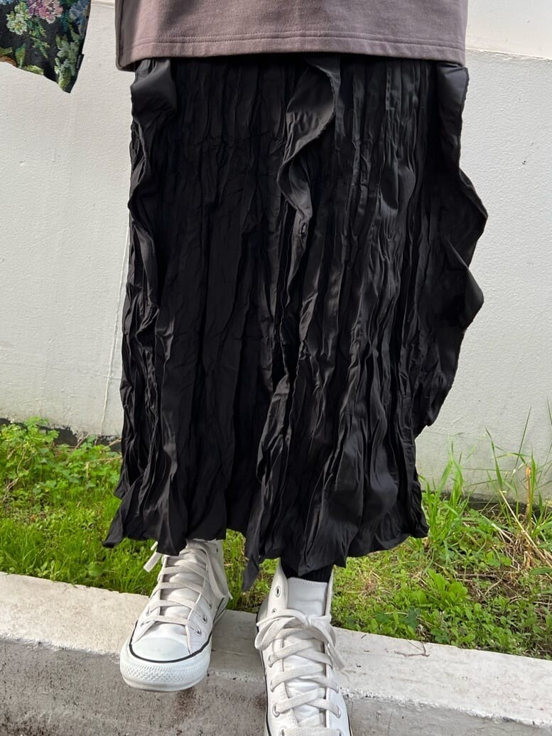 ブラック系のワンピース、ブラック系のトートバッグ、ブラック系のシャツ/ブラウスを着用したレディースの夏コーディネートの8枚目の写真