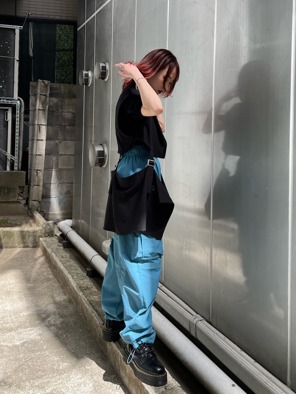 ブラック系のTシャツ/カットソー、ブラック系のテーラードジャケット、ブルー系のカーゴパンツを着用したレディースの夏コーディネートの3枚目の写真