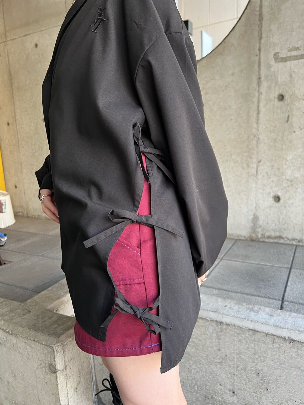 ブラック系のシャツ/ブラウス、レッド系のその他パンツを着用したレディースの冬コーディネートの8枚目の写真