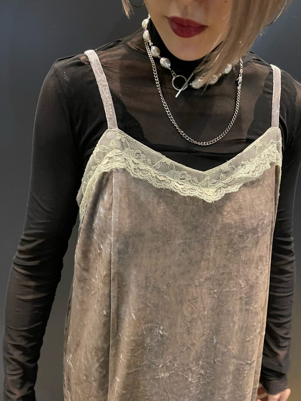 ホワイト系のワンピース、ブラック系のキャミソール、ブラック系のTシャツ/カットソーを着用したレディースの秋コーディネートの6枚目の写真