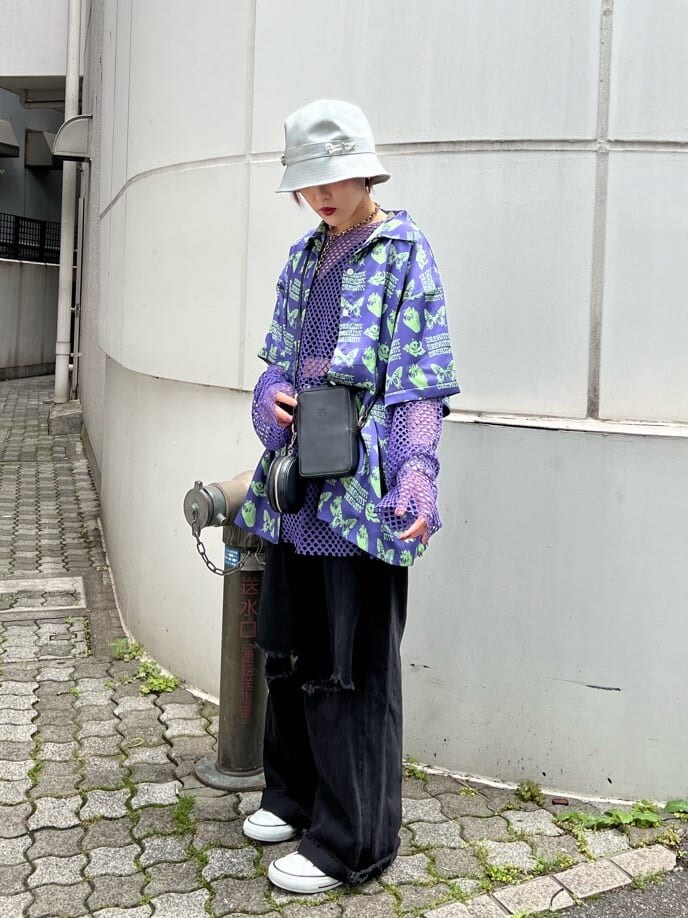 ブラック系のデニムパンツ、ブラック系のキャミソール、パープル系のTシャツ/カットソーを着用したレディースの夏コーディネートの2枚目の写真