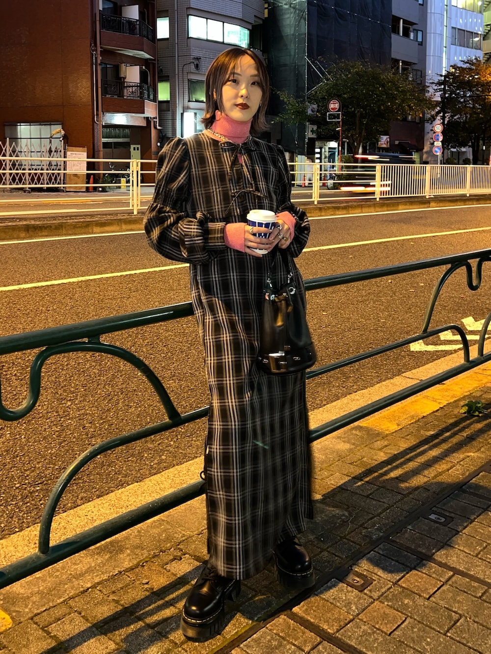 ブラック系のワンピース、ピンク系のニット/セーターを着用したレディースの冬コーディネートの9枚目の写真